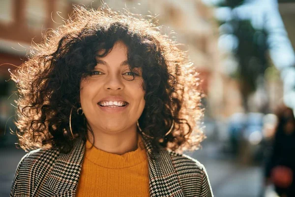 Jovem Empresária Hispânica Sorrindo Feliz Cidade — Fotografia de Stock