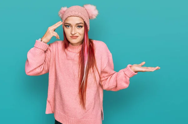 Mujer Caucásica Joven Con Ropa Casual Gorra Lana Confundida Molesta —  Fotos de Stock