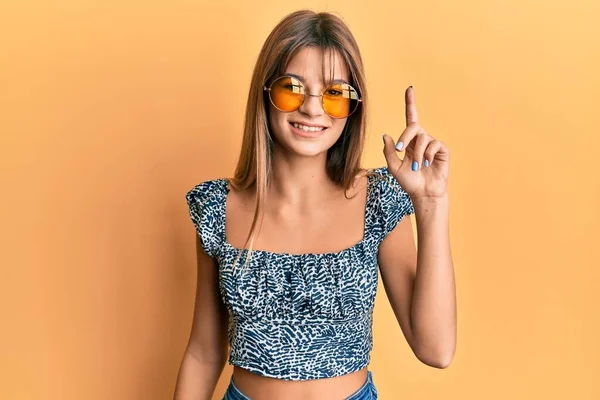 Подростковая Белая Девушка Модных Желтых Солнцезащитных Очках Указывающая Пальцем Успешную — стоковое фото