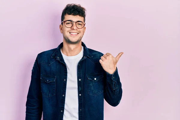 Jovem Hispânico Vestindo Roupas Casuais Óculos Sorrindo Com Rosto Feliz — Fotografia de Stock