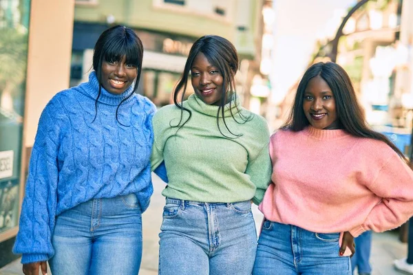 Trois Amis Afro Américains Souriants Heureux Câlins Ville — Photo