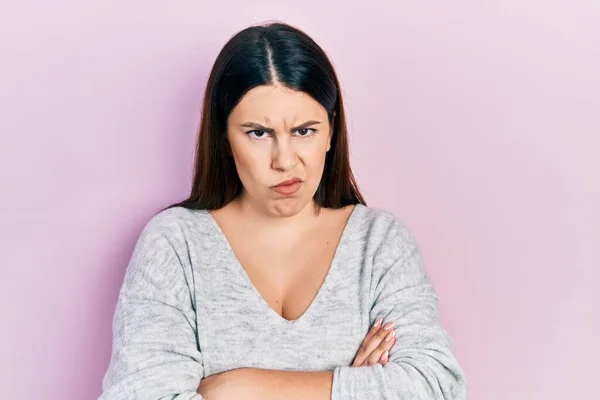 Mujer Hispana Joven Usando Ropa Casual Escéptica Nerviosa Desaprobando Expresión — Foto de Stock