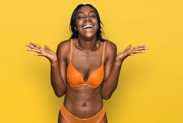 Genç Afro Amerikalı Kadın Çamaşırı Giyip Çılgınlığı Kutluyor Başarıya Hayret — Stok fotoğraf