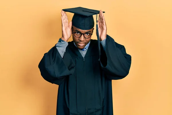 Νεαρός Αφροαμερικάνος Φοράει Καπέλο Αποφοίτησης Και Ρόμπα Τελετής Κάνει Αυτιά — Φωτογραφία Αρχείου