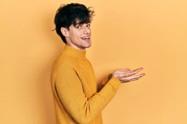 Bello Hipster Giovane Uomo Indossa Casual Maglione Giallo Che Punta — Foto Stock