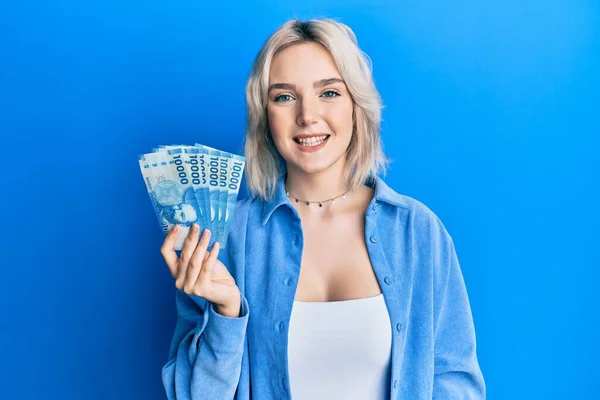 Mladá Blondýnka Drží 1000 Chilských Pesos Vypadá Pozitivně Šťastně Stojící — Stock fotografie