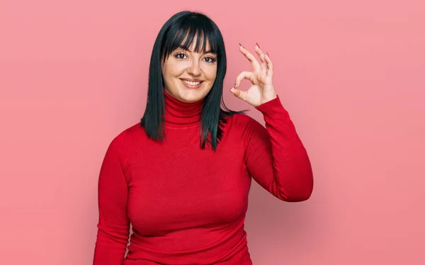 Mulher Hispânica Jovem Vestindo Roupas Casuais Sorrindo Positivo Fazendo Sinal — Fotografia de Stock