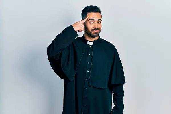 Hombre Hispano Guapo Con Barba Vestido Sacerdote Católico Sonriendo Apuntando —  Fotos de Stock