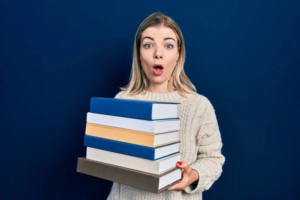 Beautiful Caucasian Woman Holding Pile Books Afraid Shocked Surprise Amazed — Stock Photo, Image