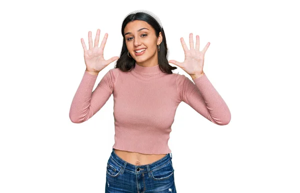 Junges Hispanisches Mädchen Trägt Lässige Kleidung Und Zeigt Mit Finger — Stockfoto