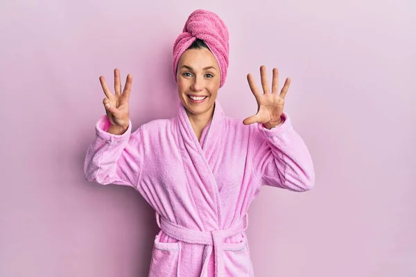 샤워기 모자를 목욕하는 자신감 행복하게 웃으면서 손가락 고개를 — 스톡 사진