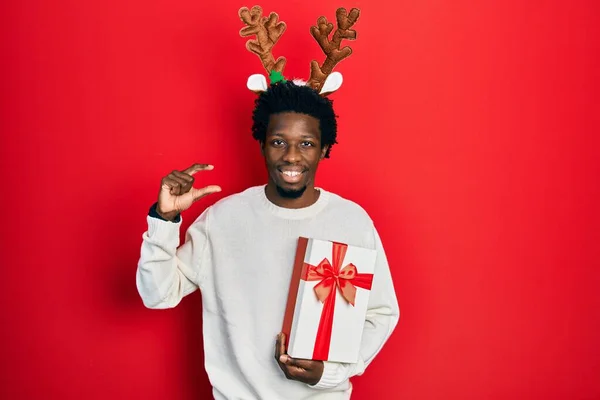 Jovem Afro Americano Vestindo Chapéu Natal Veado Segurando Presente Sorrindo — Fotografia de Stock