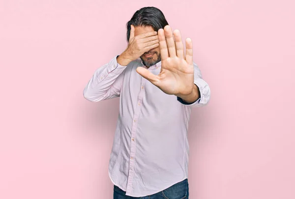 Homem Bonito Meia Idade Vestindo Camisa Negócios Cobrindo Olhos Com — Fotografia de Stock