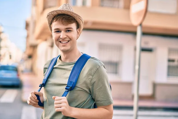 Νεαρός Καυκάσιος Τουρίστας Χαμογελά Χαρούμενος Στέκεται Στην Πόλη — Φωτογραφία Αρχείου