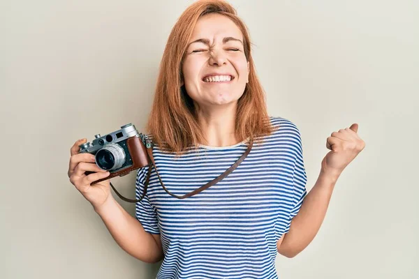 Junge Kaukasische Frau Mit Vintage Kamera Schreit Stolz Feiert Sieg — Stockfoto