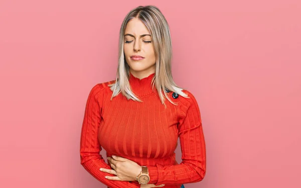 Mooie Blonde Vrouw Draagt Casual Kleding Met Hand Maag Omdat — Stockfoto