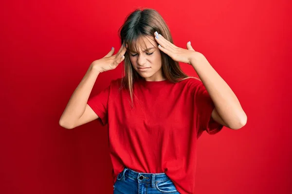 Adolescente Caucasiano Menina Vestindo Casual Shirt Vermelha Com Mão Cabeça — Fotografia de Stock