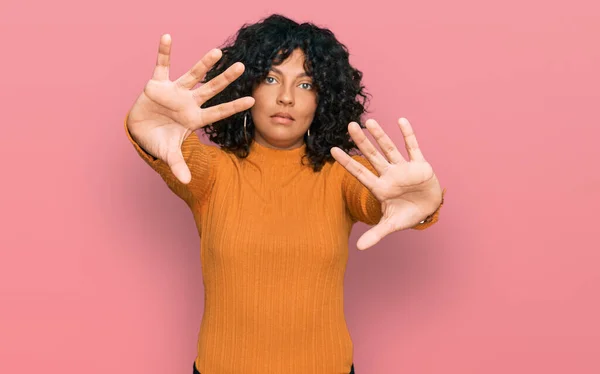 Junge Hispanische Frau Lässiger Kleidung Tut Rahmen Mit Händen Handflächen — Stockfoto