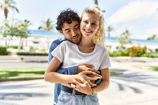 Junge Schöne Paar Kaukasischen Freundin Und Hispanischen Freund Umarmen Sich — Stockfoto