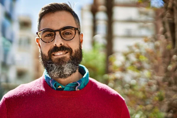 Junger Hispanischer Manager Lächelt Glücklich Der Stadt — Stockfoto