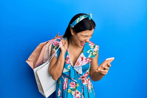 Junge Lateinische Frau Mit Einkaufstaschen Und Smartphone Lächelnd Und Laut — Stockfoto