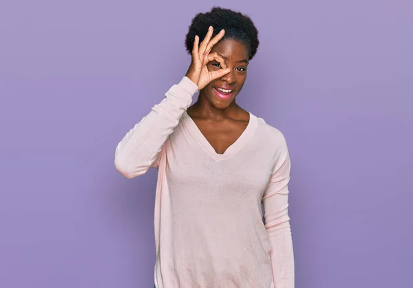 Jong Afrikaans Amerikaans Meisje Dragen Casual Kleding Doen Gebaar Met — Stockfoto