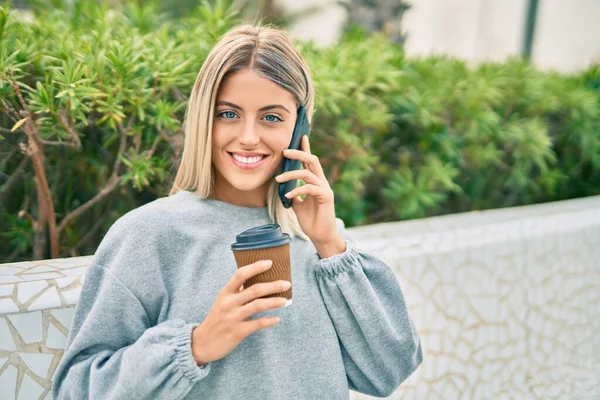 Genç Sarışın Kız Akıllı Telefondan Konuşuyor Parkta Kahve Içiyor — Stok fotoğraf