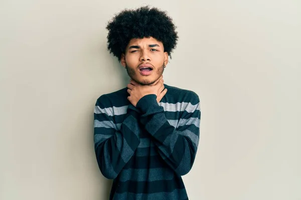 Junger Afrikanisch Amerikanischer Mann Mit Afro Haaren Lässiger Kleidung Schreit — Stockfoto