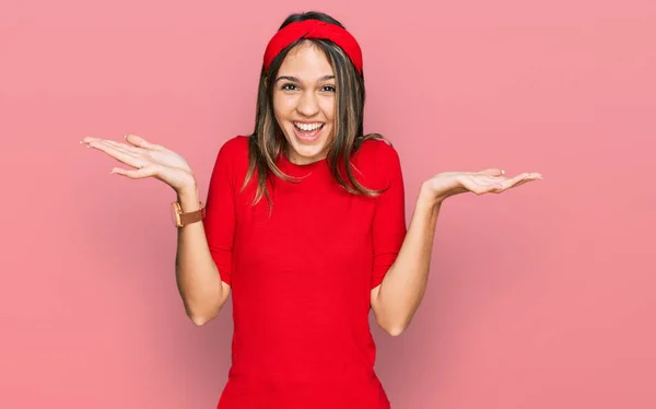 Giovane Donna Bruna Indossa Abiti Casual Che Celebrano Pazzo Stupito — Foto Stock