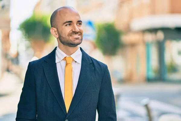 Junger Hispanischer Geschäftsmann Mit Glatze Lächelt Glücklich Der Stadt — Stockfoto