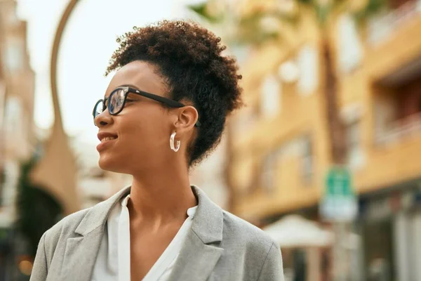 Jovem Mulher Negócios Afro Americana Sorrindo Feliz Cidade — Fotografia de Stock