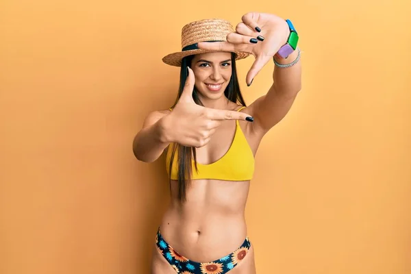 Mulher Hispânica Jovem Usando Biquíni Chapéu Verão Sorrindo Fazendo Moldura — Fotografia de Stock