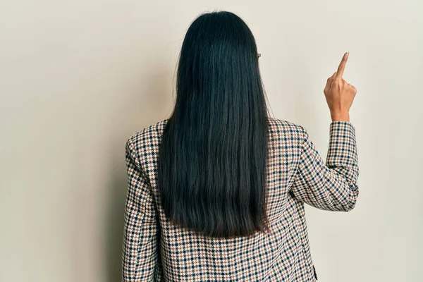 Jonge Chinese Vrouw Dragen Business Stijl Bril Poseren Achteruit Wijzen — Stockfoto