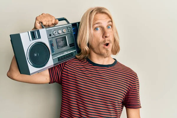 Jovem Caucasiano Com Cabelo Comprido Segurando Boombox Ouvindo Música Assustada — Fotografia de Stock