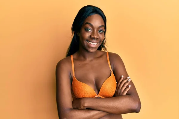 Çamaşırı Giyen Kollarını Kavuşturup Kameraya Gülümseyen Genç Afro Amerikan Kadın — Stok fotoğraf