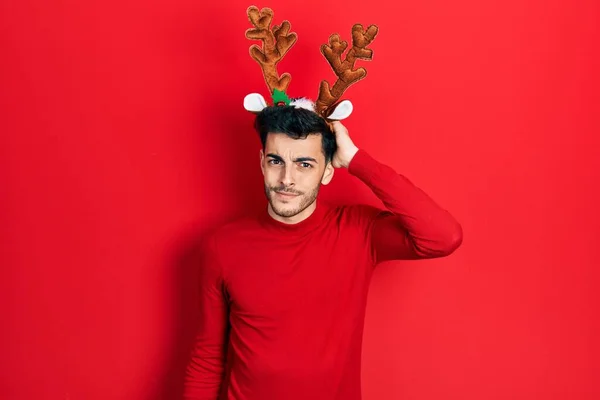 Mladý Hispánec Který Nosí Roztomilé Vánoční Rohy Zmatený Přemýšlí Otázce — Stock fotografie