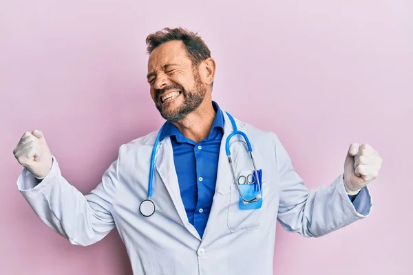 Medelålders Man Bär Läkare Uniform Och Stetoskop Mycket Glad Och — Stockfoto