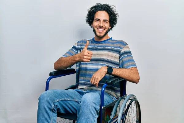 Tekerlekli Sandalyede Oturan Yakışıklı Spanyol Adam Elleriyle Mutlu Bir Jest — Stok fotoğraf
