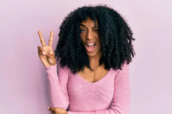 Африканская Американка Афроволосами Розовой Рубашке Улыбающаяся Счастливым Лицом Подмигивающая Камеру — стоковое фото