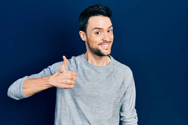 Joven Hombre Hispano Usando Ropa Casual Haciendo Gesto Feliz Con — Foto de Stock