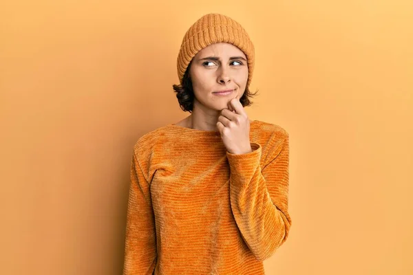 Jovem Morena Usando Chapéu Suéter Inverno Rosto Sério Pensando Questão — Fotografia de Stock