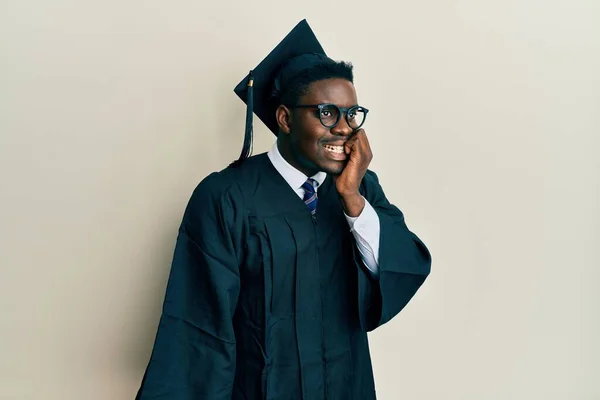Όμορφος Μαύρος Άντρας Καπέλο Αποφοίτησης Και Ρόμπα Τελετής Που Δείχνει — Φωτογραφία Αρχείου