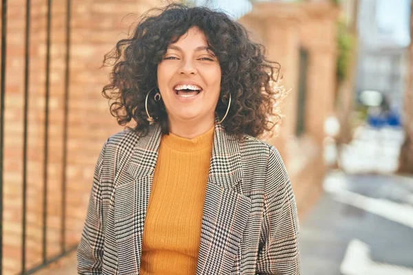 Jovem Empresária Hispânica Sorrindo Feliz Cidade — Fotografia de Stock