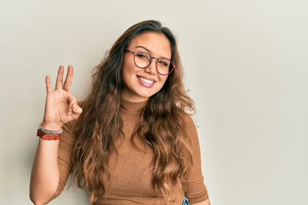 안경을 스페인 여자가 자신감 행복하게 웃으면서 손가락 손가락으로 가리키는 — 스톡 사진