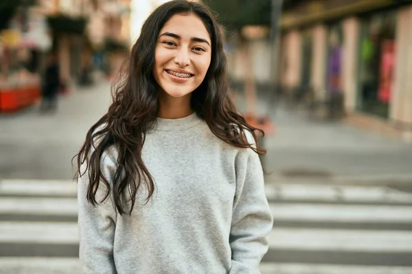 Młoda Dziewczyna Bliskim Wschodzie Uśmiechnięta Szczęśliwa Stojąc Mieście — Zdjęcie stockowe