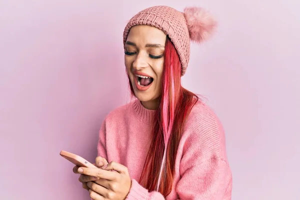 Young Caucasian Woman Having Conversation Talking Smartphone Smiling Laughing Hard – stockfoto