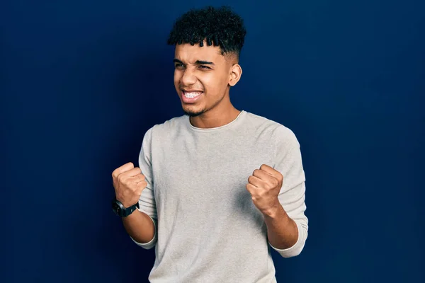 Joven Hombre Afroamericano Vistiendo Ropa Casual Muy Feliz Emocionado Haciendo — Foto de Stock