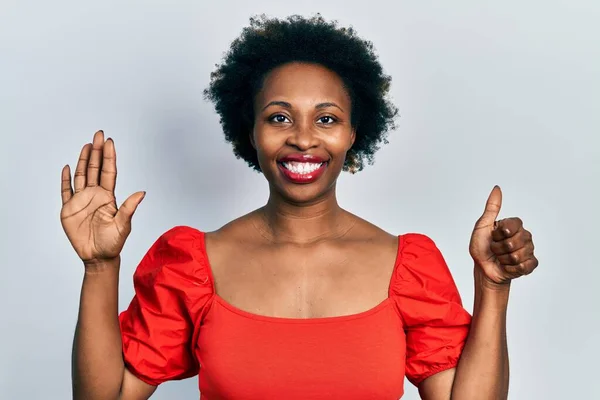 Молодая Африканская Американка Повседневной Одежде Показывает Показывает Пальцами Номер Шесть — стоковое фото