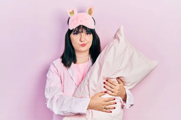 Tânără Hispanică Care Poartă Mască Somn Pijama Dormind Pernă Sceptică — Fotografie, imagine de stoc