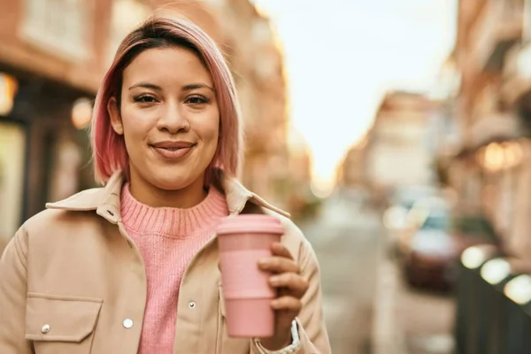 Joven Chica Hispana Sonriendo Feliz Bebiendo Café Ciudad — Foto de Stock